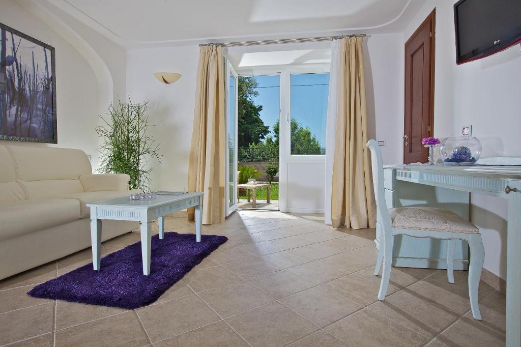 Junior Suite with Partial Sea View